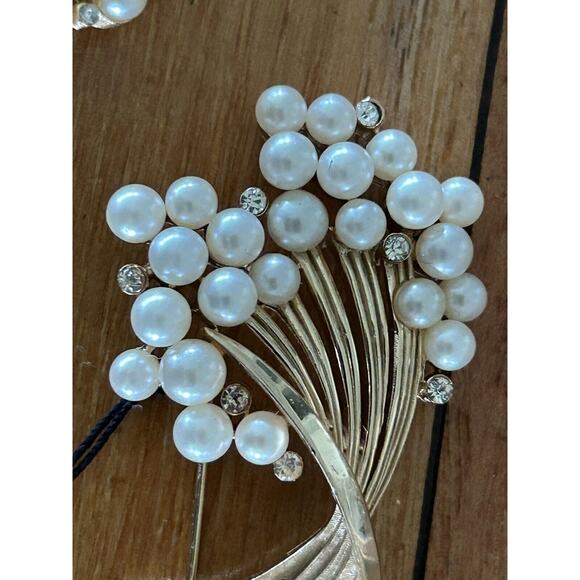 Vtg CROWN TRIFARI Brushed Gold Tone Faux Pearls Earrings Clip On Pin Brooch Set - Picture 5 of 13